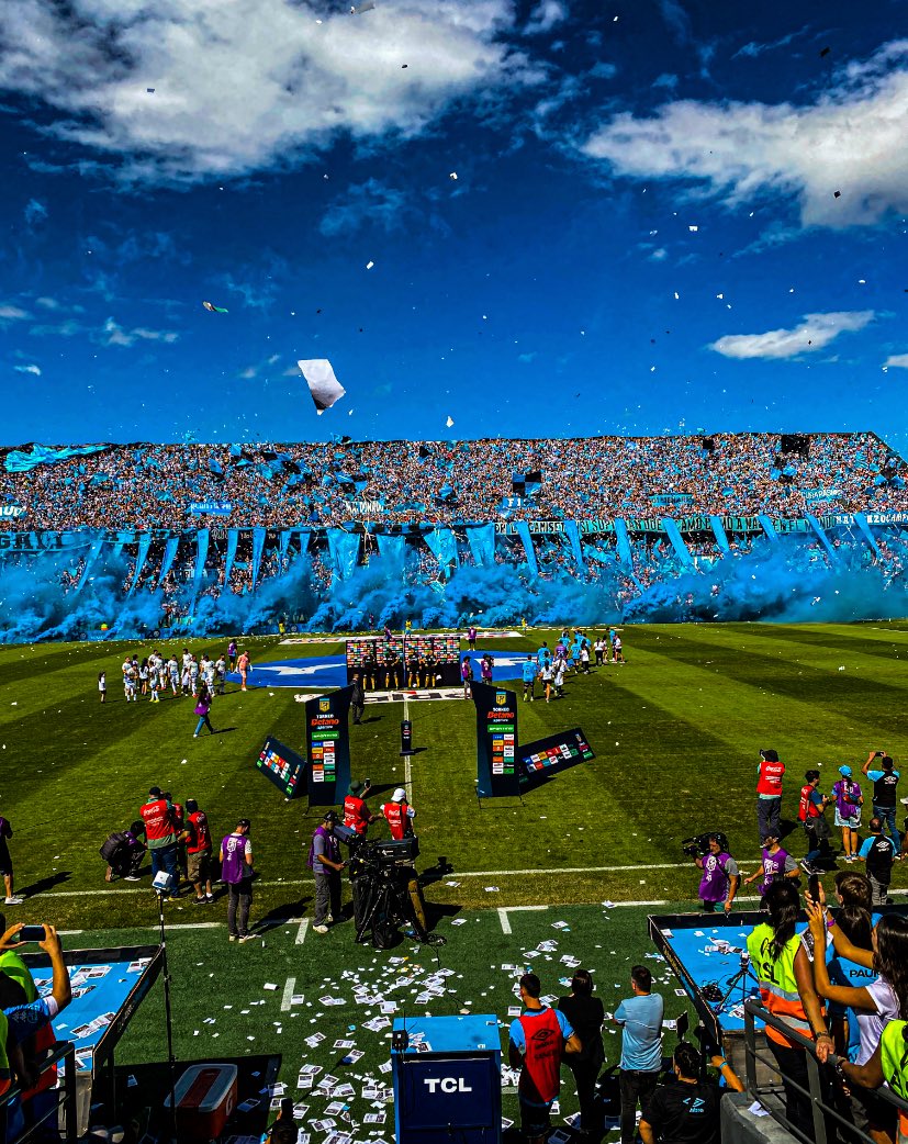 s00fiicarranza_'s tweet photo. Porque nosotros si tenemos cancha. https://t.co/BKZCpkCSxG