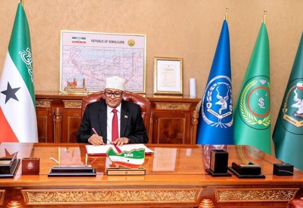Somaliland’s request for recognition from Kenya ignores a key reality: Kenya must respect Somalia’s sovereignty. If Kenya opens this door, it risks internal instability, as parts of its own territory have contested identities. A dangerous precedent. #Somalia #Kenya #Diplomacy