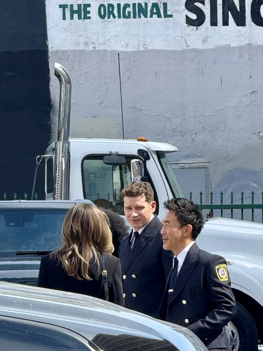 ravibuckleydiaz's tweet photo. THEYRE IN FUNERAL CLOTHES AND EDDIE IS THERE FUCK https://t.co/tuT105bQdg