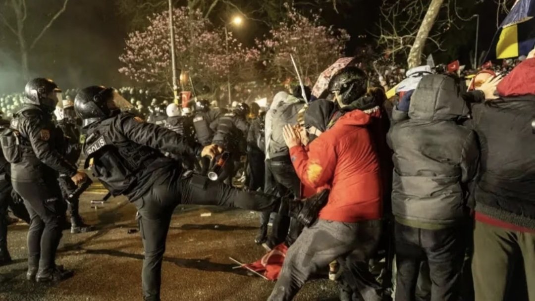 AtlasQnaFi's tweet photo. Gündemi değiştirme 

Orijinali buymuş bayraklı fotoğrafın.  

Yapılan muamele yanlış o konuda hemfikirim. https://t.co/ewno28K9ZZ