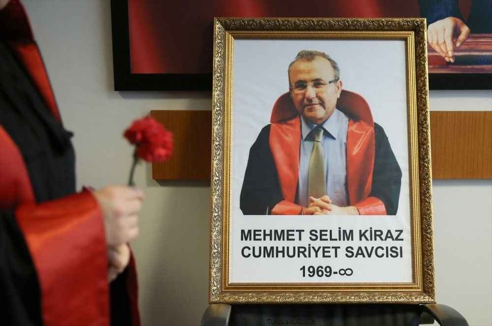 Cumhuriyet Savcısı Mehmet Selim Kiraz'ı şehit edilişinin 
10. yılında saygı ve minnetle anıyorum.
 #MehmetSelimKiraz