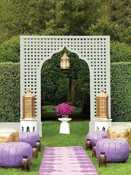 نشعر بالفقر حين يغادرنا رمضان ، ينتابنا إحساس بأننا غدونا  برحيله عزّلاً في مواجهة الحياة، نبحث عن تلك الهدايا التي جاءنا  محمّلاً بها أين أودعناها ؟ 
نبدأ حال انتهاء فرحة العيد استعجال عودة رمضان . ذلك أننا  نكتشف حين تنطفئ سريعا مباهج العيد . . أن  العيد ليس سوى رمضان ❗️