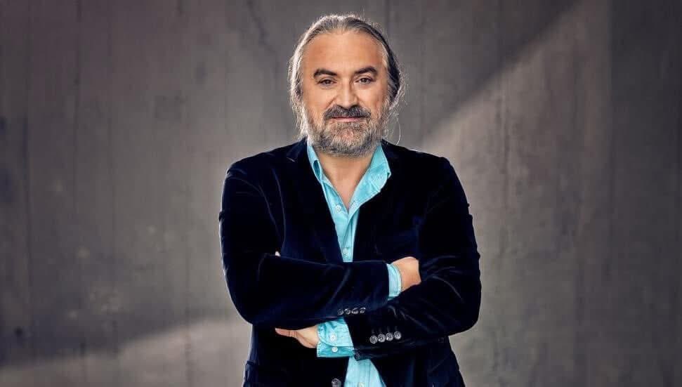 Kıbrıs’ta konser verdiği sırada rahatsızlanarak kalp krizi geçiren Ünlü Sanatçı Volkan Konak, hayatını kaybetti.