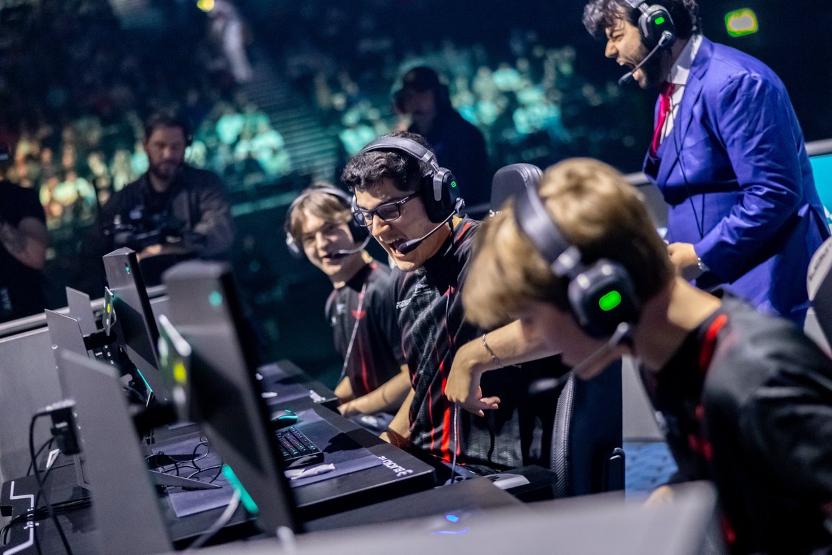 TheUltimatesgg's tweet photo. ختمنا رحلتنا في RLCS بالمركز الثاني 🥈

"ما حققنا الميجور، لكن كسبنا شيء أكبر. دعمكم، محبتكم، وثقتكم فينا" 

كل لحظة، كل رسالة، وكل واحد شجعنا، شكرًا لأنكم جزء من الرحلة 

راجعين أقوى، هذي مجرد بداية #VivaTU❤️🐦‍🔥 https://t.co/gIlZzbKAos