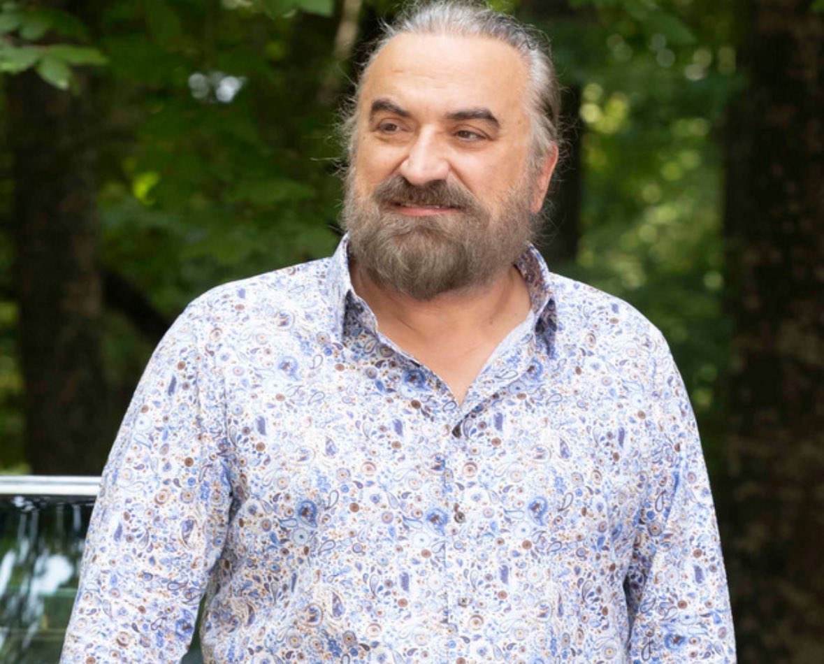 Degerli sanatçımız  <a href="/volkankonak/">Volkan Konak</a> maalesef kaybettik bu ramazan bayraminda ailesine ve sevenlerine gani gani rahmet diliyorum
