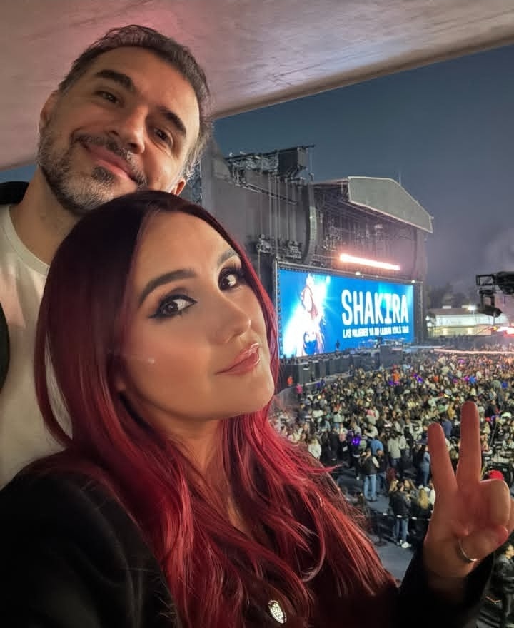 Charts_Shak's tweet image. 🇲🇽| La cantante #DulceMaria de #RBD en el concierto de #Shakira en México 🇲🇽
