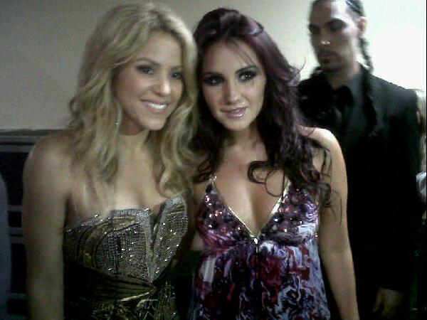 Charts_Shak's tweet image. 🇲🇽| La cantante #DulceMaria de #RBD en el concierto de #Shakira en México 🇲🇽
