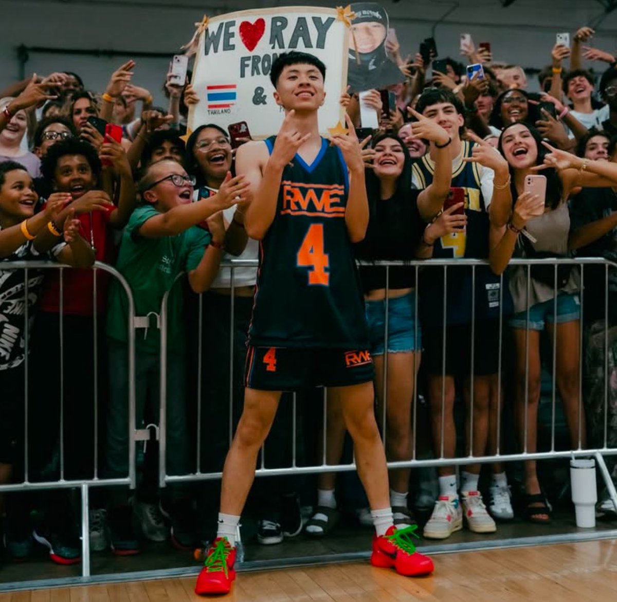 RayUpdate_'s tweet image. RAY IS GOING TO GO LIVE IN MINUTE

(Confirmed by @rakaiiiiiiiii )