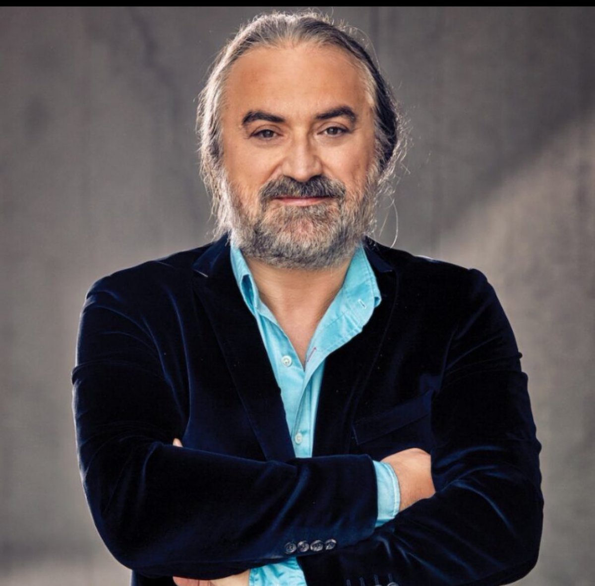 Kuzeyin oğlu Volkan Konak hayatını kaybetti. Allah rahmet eylesin. 

Lütfen ölümde olsun ayrışmayalım..Sanatçının siyasi görüşü ayrı sanatçılığı ayrı. Güzel türküleriyle hatırlayacağız.