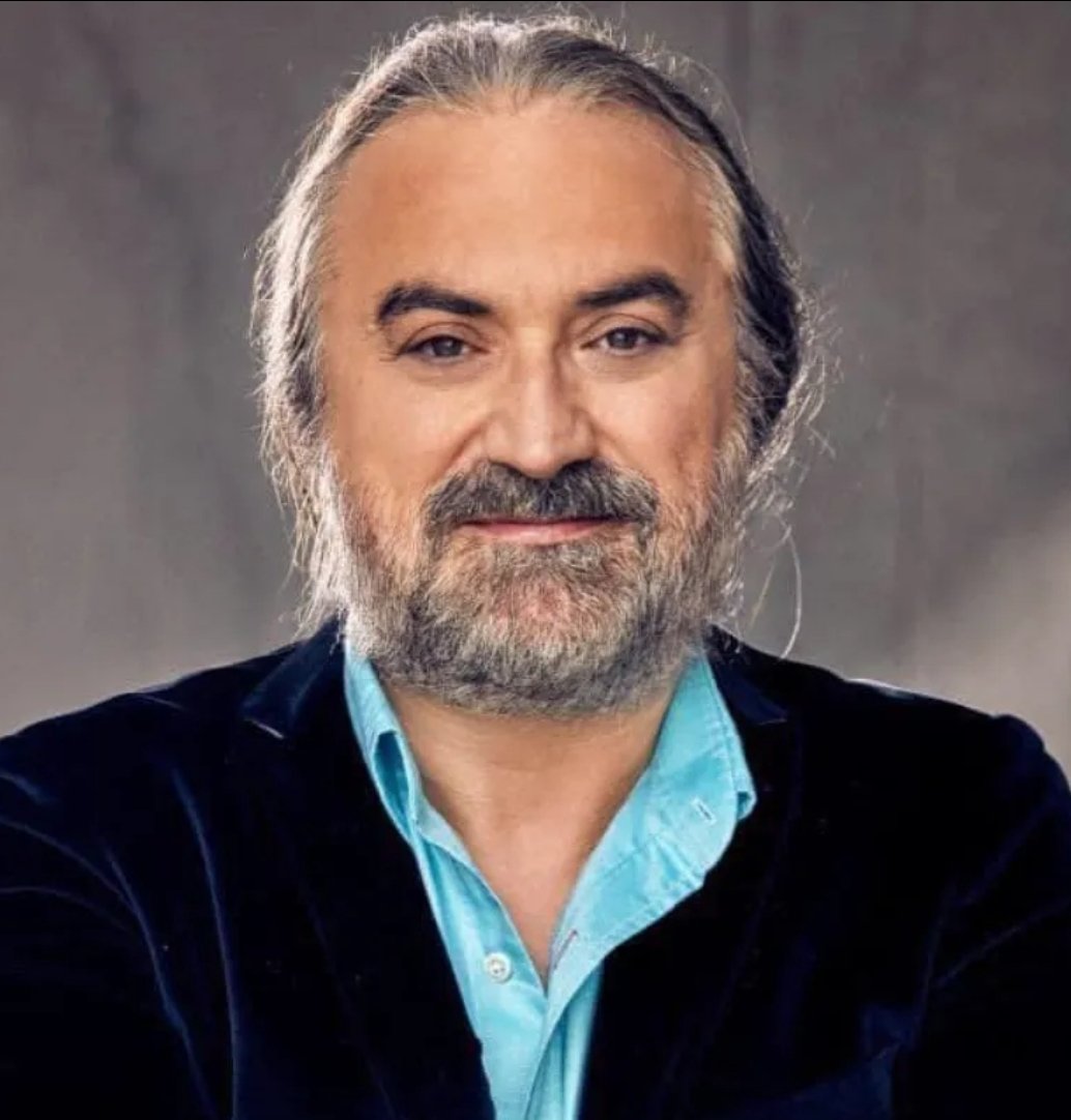 VOLKAN KONAK'IN DEDİKLERİNE BAKIN....

#volkankonak epeydir ekranda yoktu “Nerede?” diye merak edenlere, söyleyelim hemen. Amerika Birleşik Devletleri’nde, turnede idi.. 

En son New York’ta bir konser verdi. Ve sadece şarkı söylemedi.

Binlerce kişiye hitaben şöyle dedi: 
“ -Biz