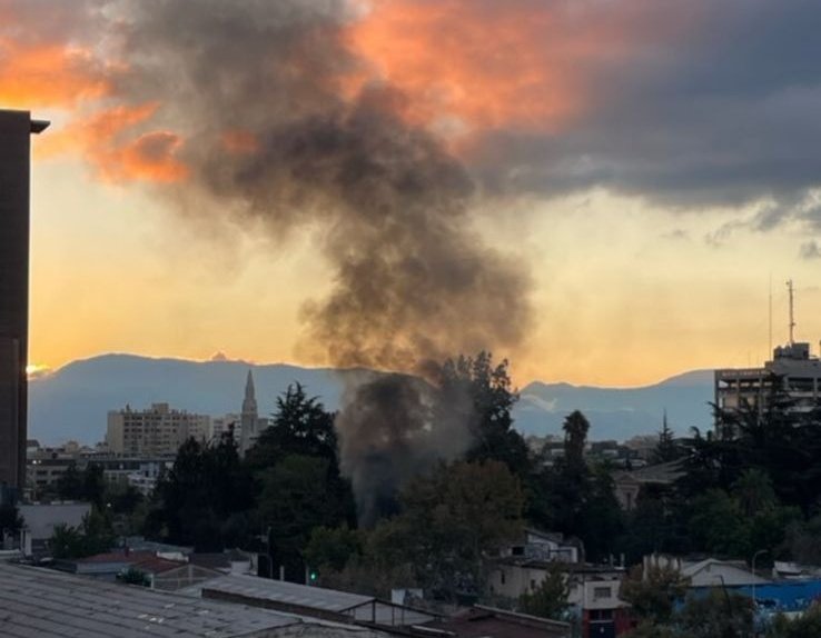 cbsantiago's tweet photo. 🔴 AHORA: el Cuerpo de Bomberos de Santiago responde con voluntarios y máquinas de 3 Compañías para controlar emergencia por presencia de #fuego en casa abandonada de calle Santa Isabel y San Ignacio de Loyola, #Santiago.
B-5s @bombaquinta
B-11 @Pompa_Italia
Q-12 @duodecimacbs12 https://t.co/wEBAE47RH5