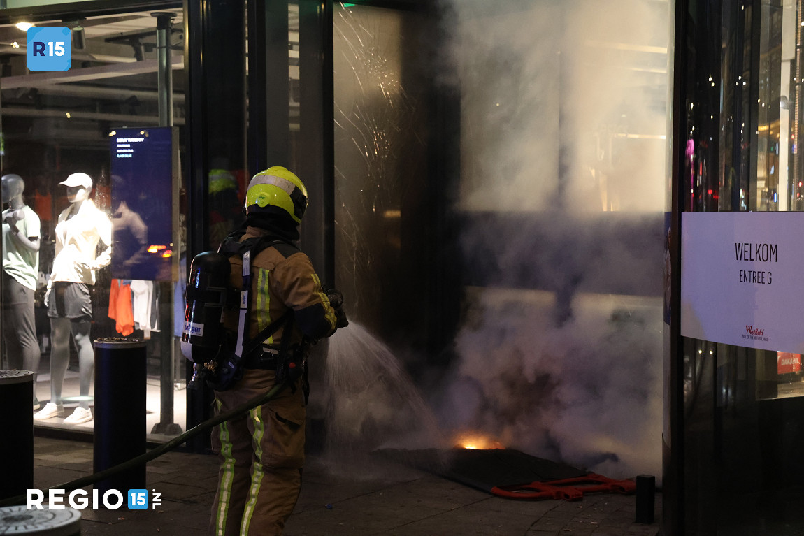 regio15's tweet photo. Bij de ingang van de ‘Mall of the Netherlands’ aan de #Liguster in #Leidschendam is zondagavond laat weer een explosief tot ontploffing gebracht. De politie doet onderzoek. https://t.co/w70EUC36kw