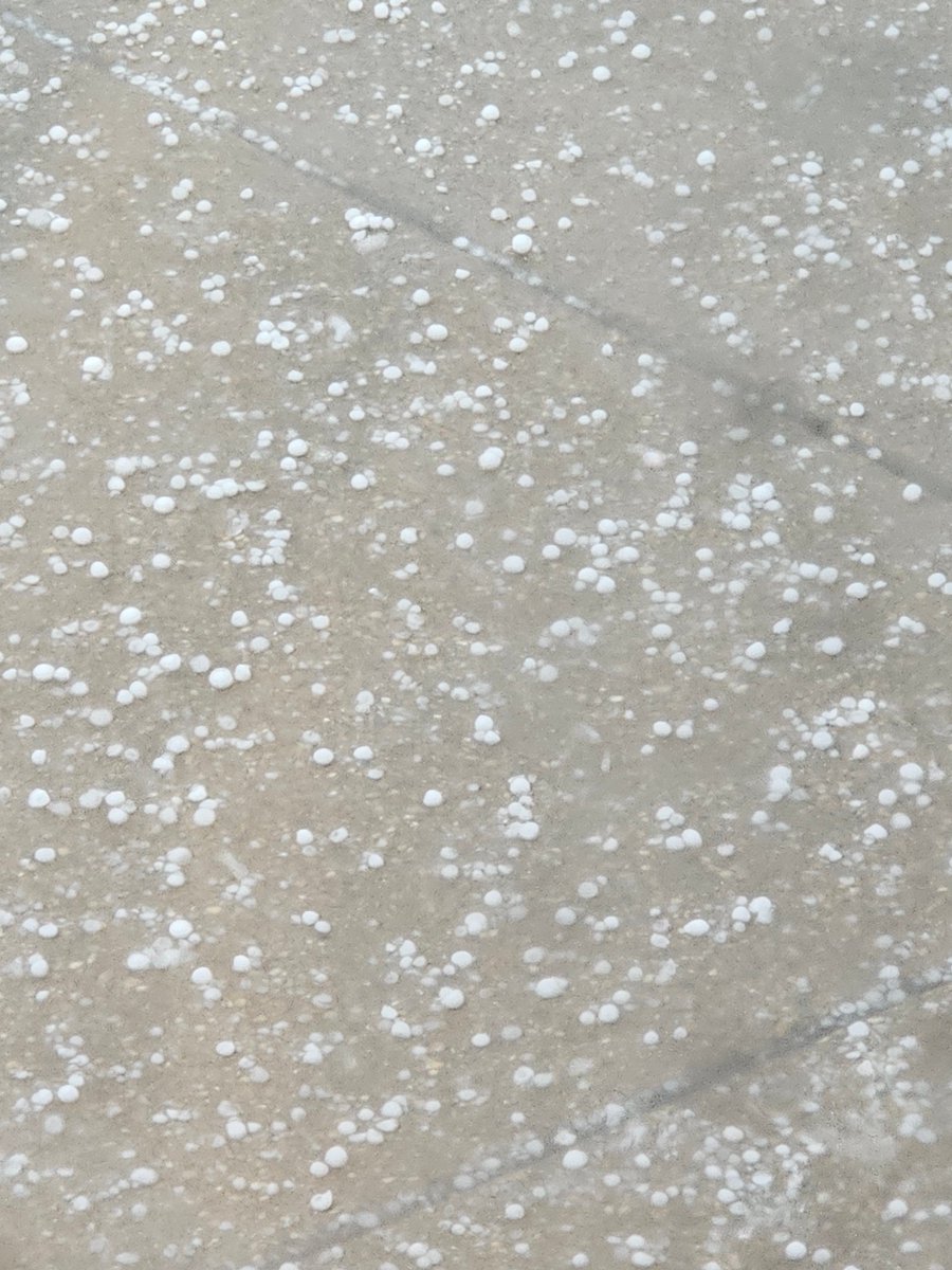 edwardrhoades's tweet image. Pea size hail near evv airport. #tristatewx