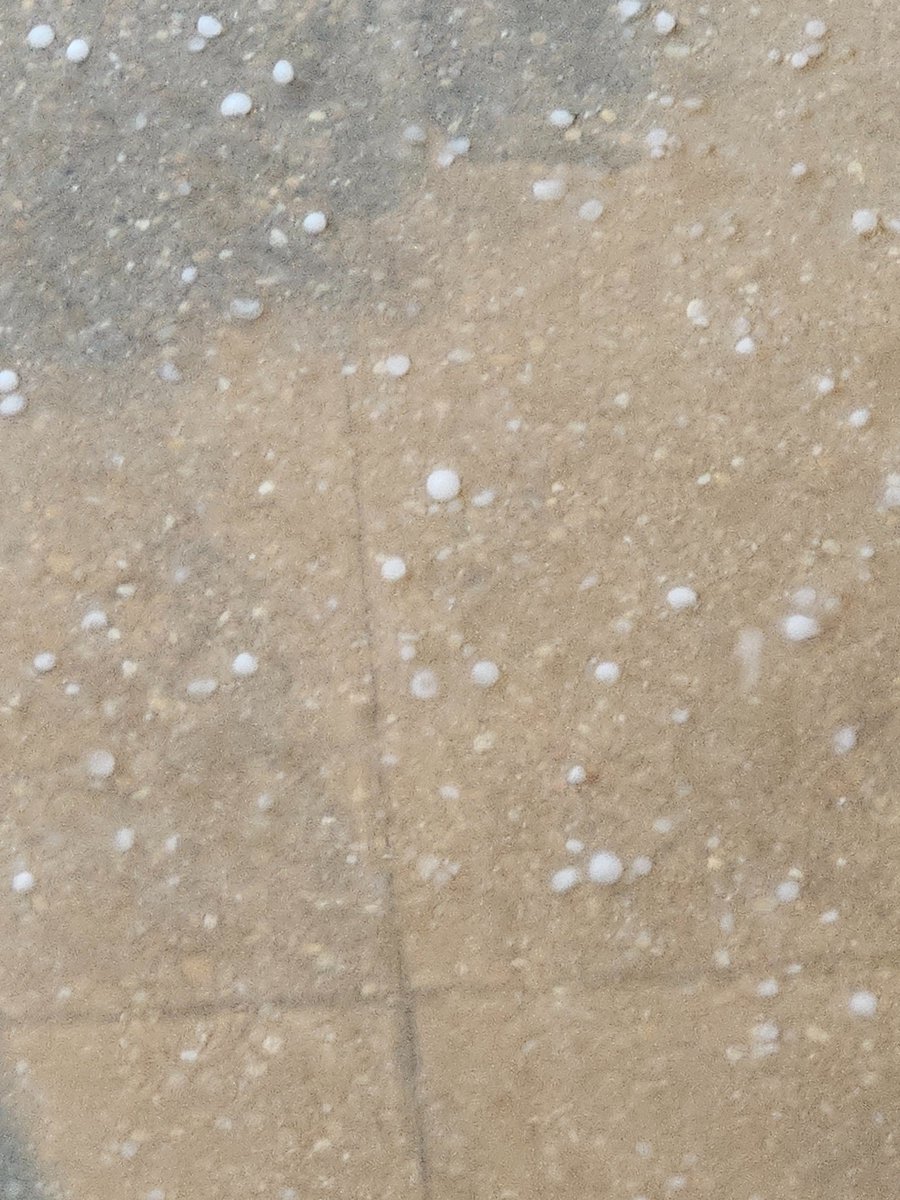 edwardrhoades's tweet image. Pea size hail near evv airport. #tristatewx
