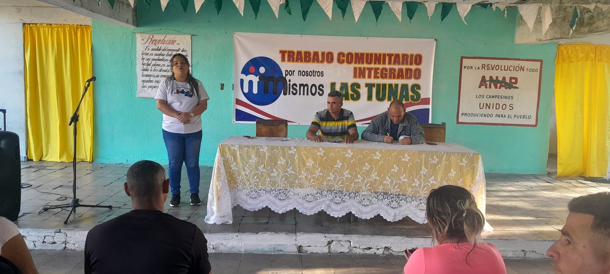 🇨🇺♥️🇨🇺#PoderPopular 
Fructífero intercambio conducido por la Presidenta de la Asamblea junto al Viceintendente del CAM explicandole al pueblo de Versalles las acciones que se realizan ante cada preocupación.#PorLasTunasLaVictoria