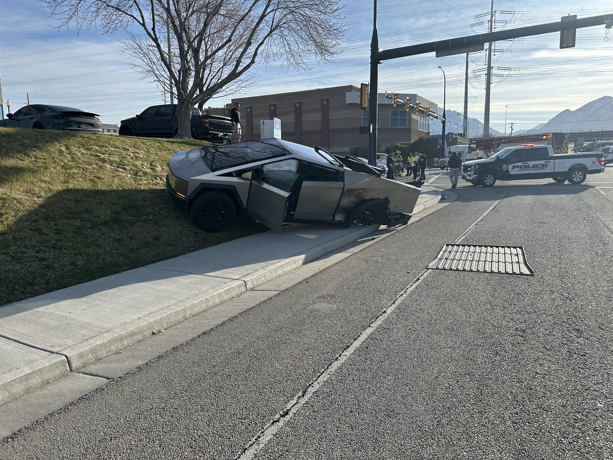 InvestITherapy's tweet image. A few days ago, our @cybertruck saved my life and the life of my 5-year-old daughter. We were T-boned by a drunk driver who ran a red light going 60 miles per hour.
The police on the scene told us that if we had been in any other vehicle, the car would’ve flipped and been torn…