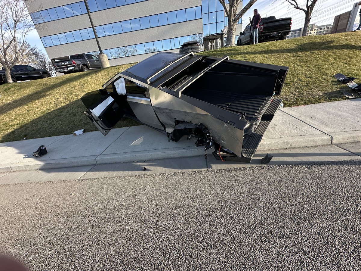 InvestITherapy's tweet image. A few days ago, our @cybertruck saved my life and the life of my 5-year-old daughter. We were T-boned by a drunk driver who ran a red light going 60 miles per hour.
The police on the scene told us that if we had been in any other vehicle, the car would’ve flipped and been torn…