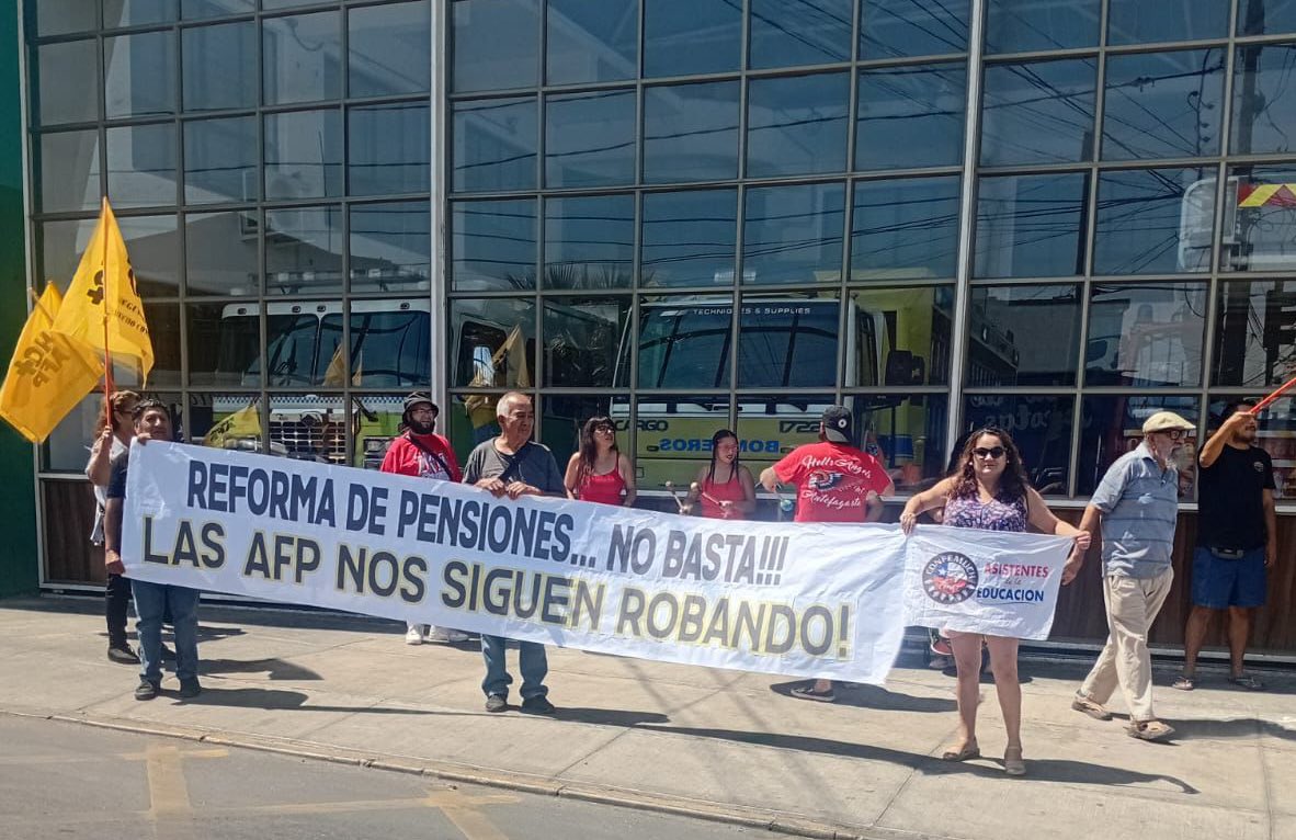 En ARICA la gente también se manifiesta contra la reforma que no reforma

#MarchaDeLaBronca
#NOmasAFP
#NOmasFRAUDES