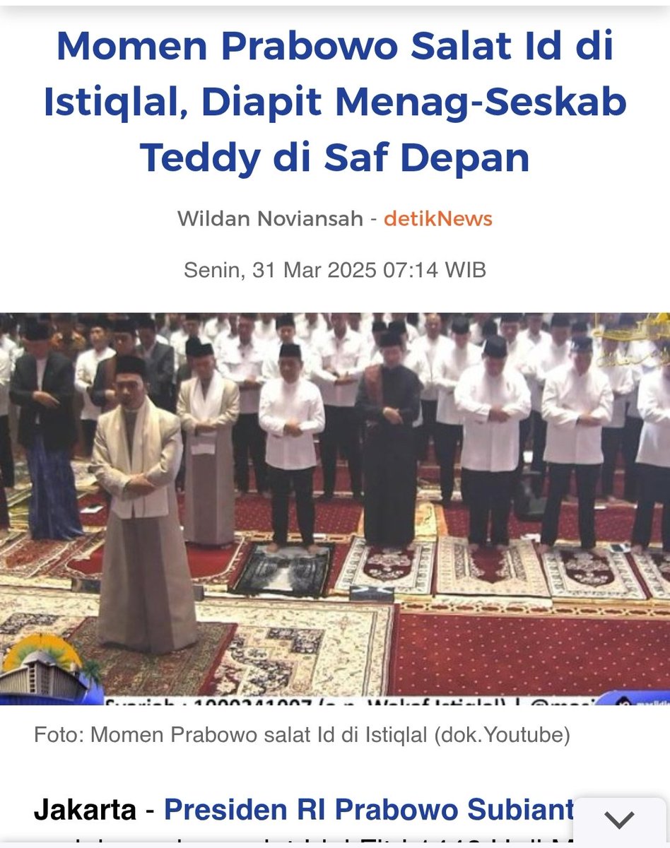 Lain kali Protokoler Presiden harus tahu bahwa shaf sholat  harus rapat, antar bahu  sebaiknya bersentuhan.

Khawatir kalau renggang begini kanan kiri Presiden diisi setan.