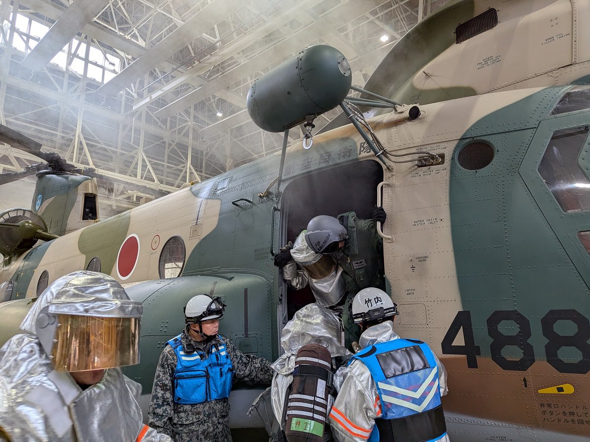 ASDF_ARW's tweet image. &lt;搭乗員救出訓練&gt;
三沢ヘリコプター空輸隊は模擬負傷者の役として、消防小隊の搭乗員救出訓練を支援しました。CHー47Jの機内で水蒸気で出来た煙を発生させ、視界の悪い中での救出訓練を実施することにより練度を向上させます。また、訓練を通じて消防小隊との相互理解及び親睦を深めました。