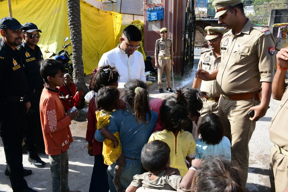 #ईद-उल-फितर त्यौहार पर #SPLalitpur <a href="/IPSMdMustaque/">Md Mustaque IPS</a>  द्वारा सदर कोतवाली क्षेत्र अंतर्गत भ्रमण कर सदनशाह मस्जिद, ईदगाह व जामा मस्जिद आदि में सुरक्षा व्यवस्था का जायजा लिया गया। त्यौहार को सकुशल शांतिपूर्ण संपन्न कराने हेतु संबंधित को आवश्यक दिशा निर्देश दिए गए।