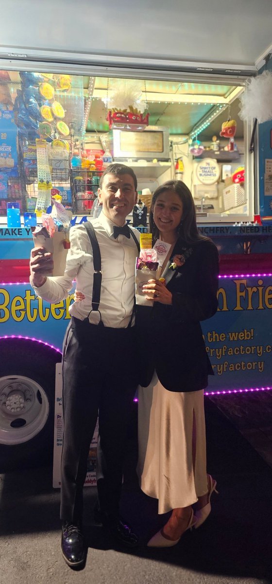 SBFryFactory's tweet photo. Great wedding event last night! #frenchfries #foodtruck #weddingmagic https://t.co/cJV0zGr4uQ