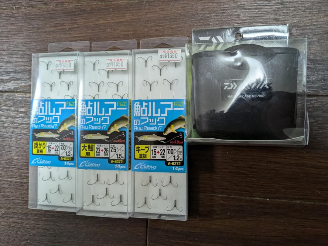 wdtmD0MwlPtzv7k's tweet photo. 4/26相模川アユルアー清掃活動ミーティング。
協賛品のご紹介。
WOBBLE OVERの安達様より
●OTORI AYU × 2個
私からの個人協賛w
●ダイワのベルト用ゴミ���れ
●オーナー針の鮎ルアーの針を3個
ご協賛有難うございました。m(_ _)m
#WOBBLEOVER
#コヤマンワークス https://t.co/joZm6ros3G