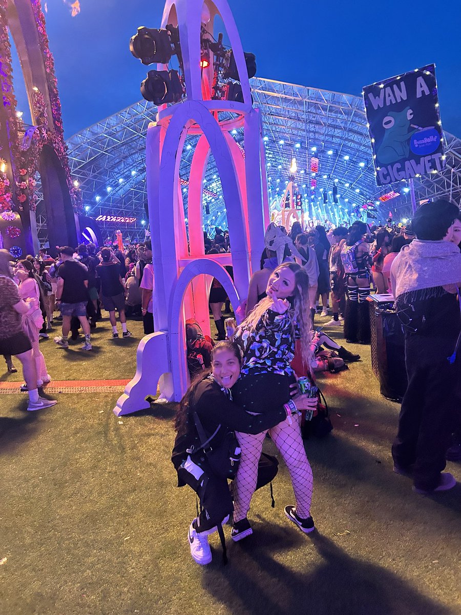 amyaaaaaa_'s tweet photo. My fav rave partner❤️ https://t.co/98RJSfxG9x