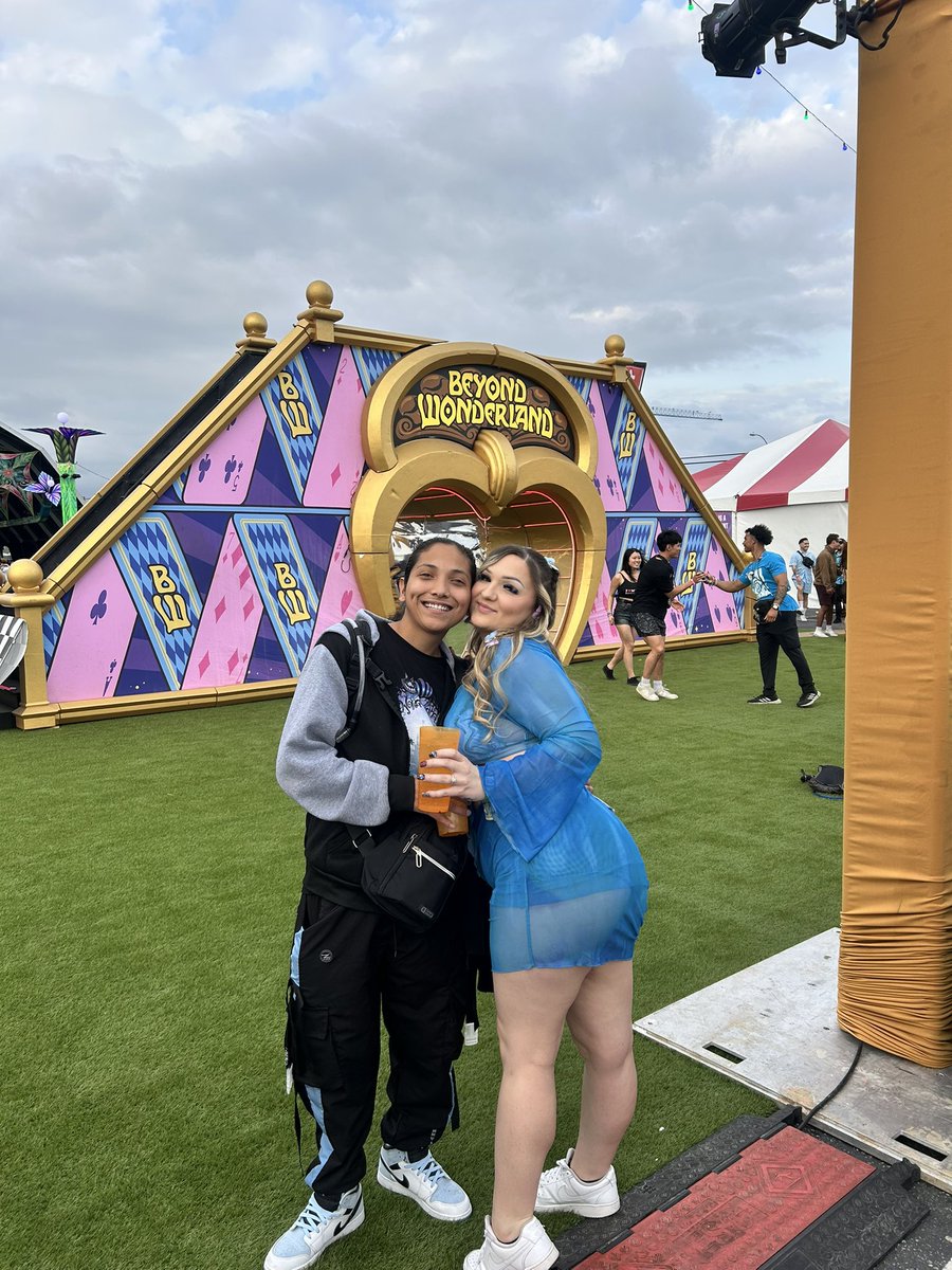 amyaaaaaa_'s tweet photo. My fav rave partner❤️ https://t.co/98RJSfxG9x