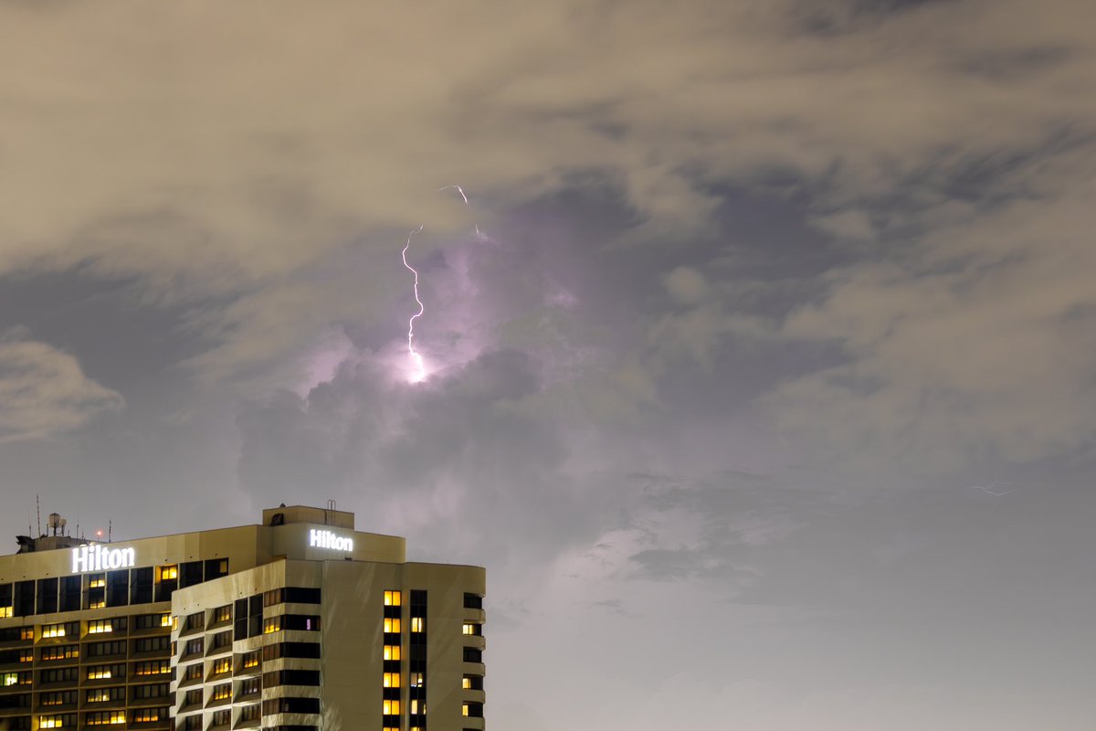 meteorologos's tweet photo. An active thunderstorm remains stationary about 10 miles east-southeast of Fort Lauderdale, moving very slowly while putting on a spectacular lightning display this Sunday night.

@NWSMiami 
#nws #nwsmia #LightningStorm #lightning #Miami #FortLauderdale #stormchasing #thunder https://t.co/wsGHU2Hn38