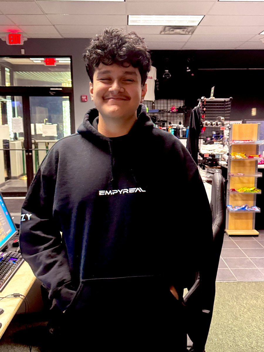 ππ π£ (@empyrealhq) on Twitter photo Had to call the big guy 
welcome <a href="/5Sovereign/">Luis</a> 
WINNERS FINALS LIVE NOW
VS <a href="/speedywhitemen/">$PEEDY WH!TE MEN π</a> !! Had to call the big guy 
welcome <a href="/5Sovereign/">Luis</a> 
WINNERS FINALS LIVE NOW
VS <a href="/speedywhitemen/">$PEEDY WH!TE MEN π</a> !!