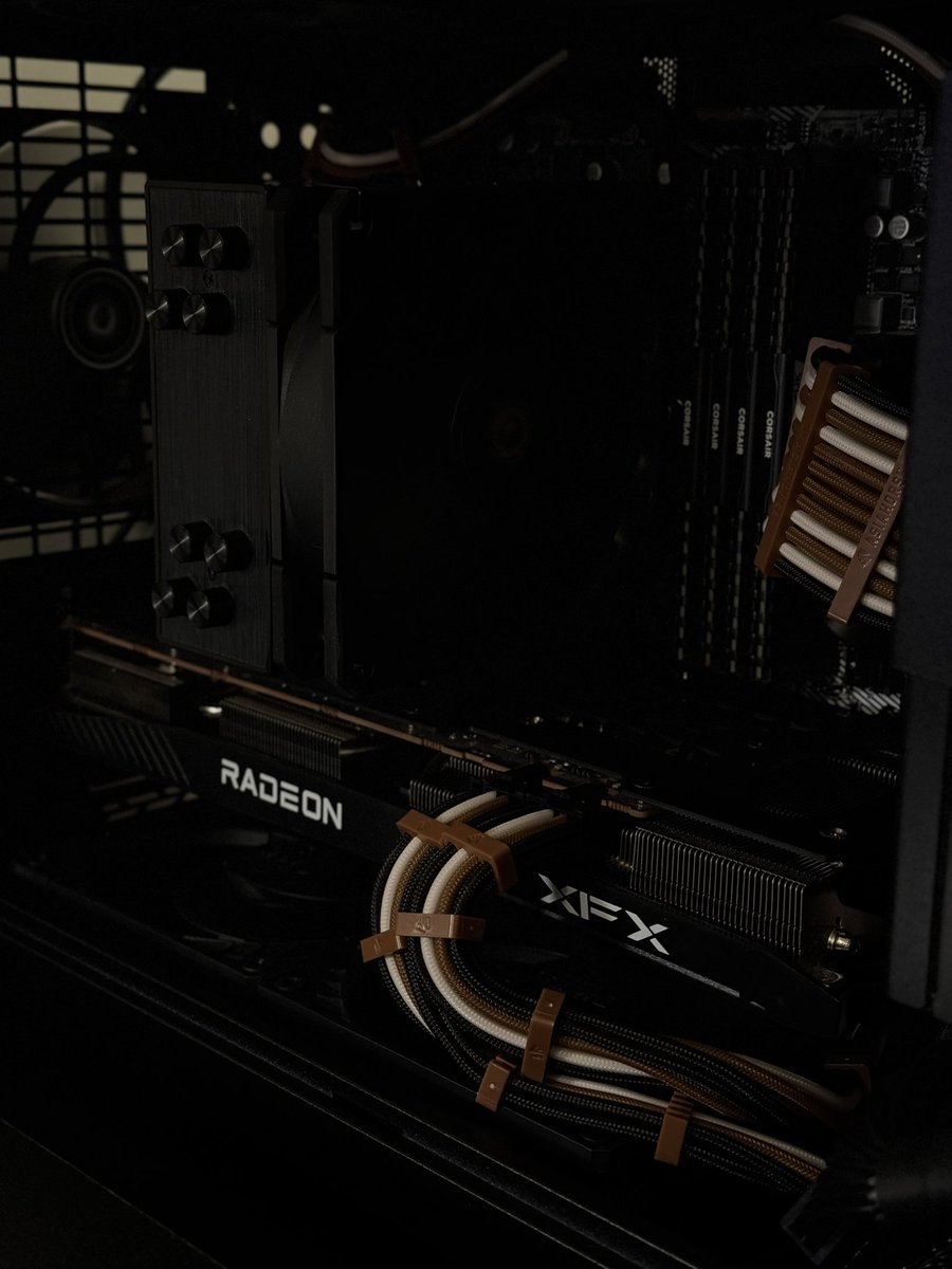 2dr0z's tweet image. Lian li a3 looking so sexy😮💨
Unfortunately I wasn’t able to install my new power supply just yet :( tried my best to cable manage with my old non modular psu