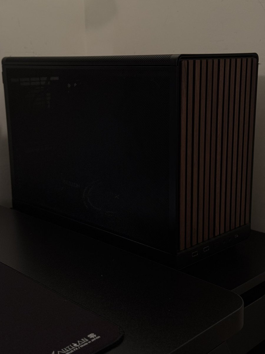 2dr0z's tweet image. Lian li a3 looking so sexy😮💨
Unfortunately I wasn’t able to install my new power supply just yet :( tried my best to cable manage with my old non modular psu