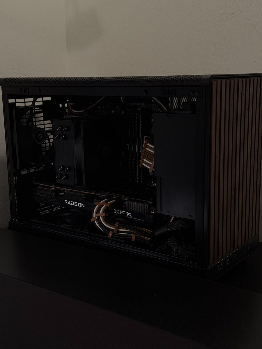 2dr0z's tweet image. Lian li a3 looking so sexy😮💨
Unfortunately I wasn’t able to install my new power supply just yet :( tried my best to cable manage with my old non modular psu