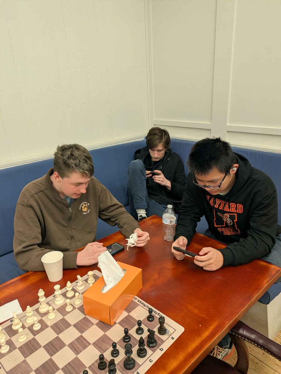 3rd evening of #MHSCL Massachusetts High School Chess League championship 🏆. Maynard High School #Qa9chess team was down a player due to another last-minute schedule change by the TDs but they let us do crazy stuff like have Lucas play 2 boards! #MaChessC photos.app.goo.gl/G7uzMWjk3Hok1q…
