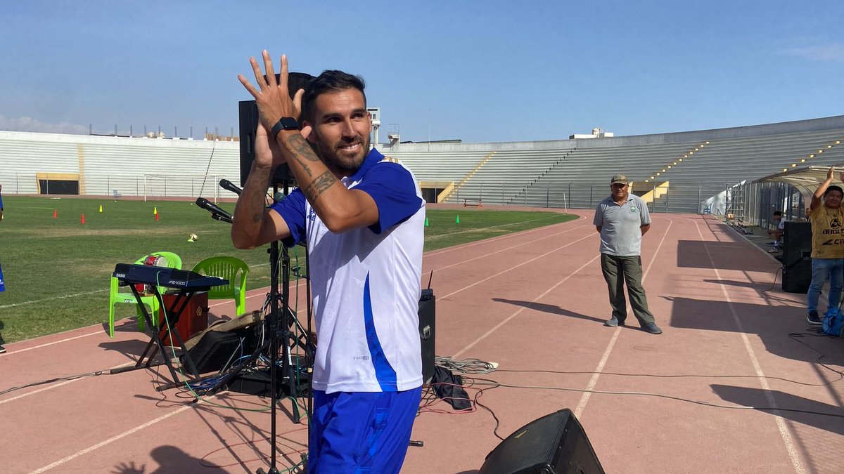 radiouno_pe's tweet image. Así se vivió la “Tarde Azul” 🔵⚽ Bentín Tacna Heroica presentó a su plantel que participará de Liga 2 🏆🔥
🎤🤙 El espectáculo estuvo animado por “Lalo” Archimbaud, previo al amistoso frente a la reserva de Alianza Lima
#TardeAzul #Bentín #AlianzaLima #Liga2 #UnoDeportes
