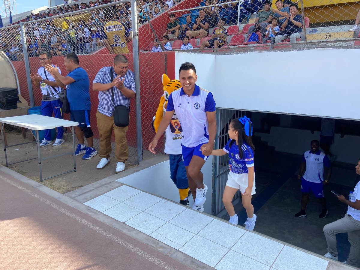 radiouno_pe's tweet image. Así se vivió la “Tarde Azul” 🔵⚽ Bentín Tacna Heroica presentó a su plantel que participará de Liga 2 🏆🔥
🎤🤙 El espectáculo estuvo animado por “Lalo” Archimbaud, previo al amistoso frente a la reserva de Alianza Lima
#TardeAzul #Bentín #AlianzaLima #Liga2 #UnoDeportes