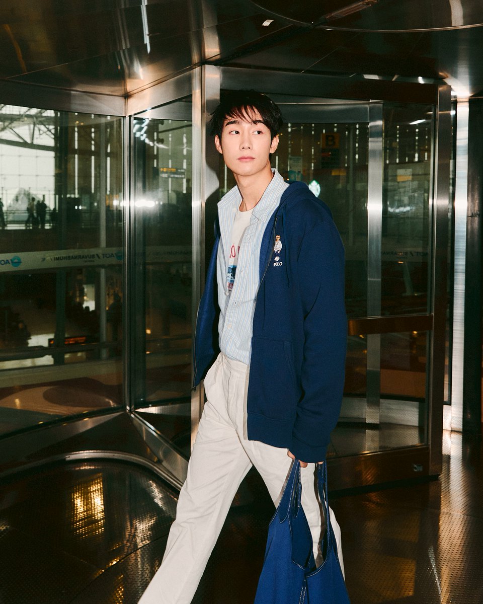 ออกเดินทาง! หนุ่ม #ฟอสจิรัชพงศ์ เตรียมบินไปนครเซี่ยงไฮ้ ร่วมงาน "World of Ralph Lauren in Shanghai” ที่จะจัดขึ้นในวันที่ 2 เมษายนนี้ พร้อมมาในลุค Relax American Style คอมพลีทไปกับกระเป๋า Polo Play Canvas Tote สุดฮิต 💚

#fforce_
#RalphLaurenTH
#RalphLaurenInShanghai