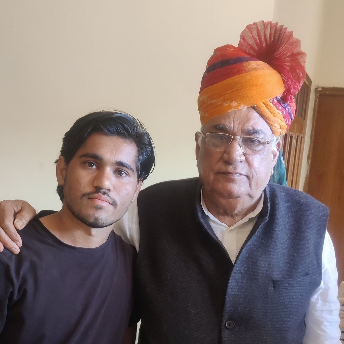 KalimQadri2's tweet photo. बाड़मेर-जैसलमेर के पूर्व सांसद व बायतु के पूर्व विधायक कर्नल सोनाराम जी चौधरी को जन्मदिन की ढेरों शुभकामनाएँ।

ईश्वर से प्रार्थना है कि आप दीर्घायु हों, स्वस्थ रहें और सदा खुशहाल जीवन व्यतीत करें। 

आपका अनुभव और मार्गदर्शन सदैव समाज के लिए प्रेरणादायक बना रहे। @ColSonaram4BMR https://t.co/31gtBfc5vC