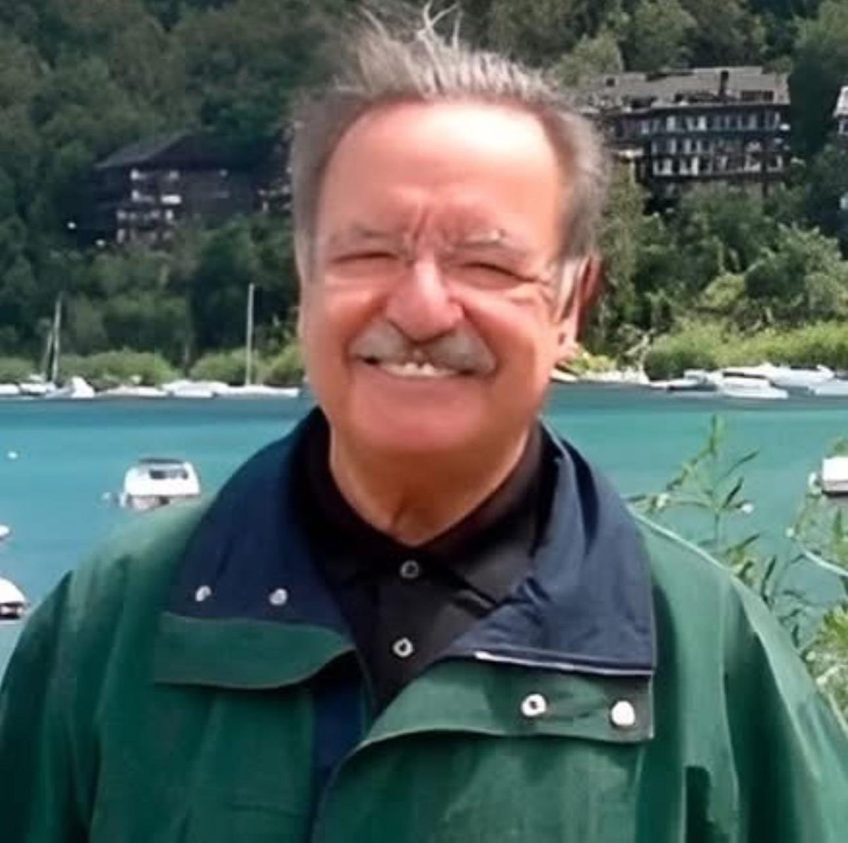 chica61432746's tweet photo. Q.E.P.D 🙏 🕊️ Mi GENERAL HERNÁN NÚÑEZ MANRÍQUEZ 
“EL TESTIMONIO DE UNA HIJA”

Queridos amigos y amigas:

Hoy ha ingresado a la prision de Punta Peuco, nuestro adorado papá, el general Hernán Núñez Manriquez. Un hombre de 76 años, afectado por un cáncer con metástasis en la columna y en la pelvis.
Ha sido para nosotros, como familia, un ejemplo de entereza y amor, y por ello, lo hemos acompañado en todo momento.
En estos días hemos conversado tanto, nos hemos reído como en los mejores tiempos, y también nos hemos emocionado. Pero estamos fuertes, como en otras ocasiones de dolores mucho peores.
Mi papá estará prisionero con algunos amigos de toda una vida; lentamente se adaptará a lo que venga, en silencio, con valentía y enfrentará esta etapa con dignidad, jamás lo abandonaremos, y será el hombre de siempre. Maravilloso padre, un extraordinario tata, un buen amigo y un ser humano de valores y ética. ¡¡No lo quebrarán!!
Esta será otra piedra más que pondremos en nuestra mochila, pero seguiremos adelante con la frente en alto, el amor y la fé seguirán siendo nuestros grandes aliados.

¡Ánimo papito¡ Paciencia y fortaleza.
Se avecinan nuevos aires y pronto, si Dios quiere, estaremos todos juntos nuevamente .
¡Te adoramos!

      Verónica Núñez Moreau

P.D: Mientras tanto, en algún lugar, sentada en un pozo de dinero, obtenido con el lucro de los DDHH, habrá una mujer, que lamentablemente el odio le destruyo el alma, le enveneno el corazón y le robó la felicidad. Seguirá sumergida en un mundo de rabia imposible de reconocer que mi padre arriesgó su propia vida por su marido, y por ello, ha sido mandado a prisión.
           Q.E.P.D 🙏 🕊️