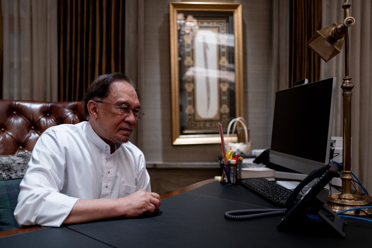 anwaribrahim's tweet photo. Semalam saya telah menghubungi Jeneral Kanan Min Aung Hlaing untuk menyampaikan ucapan takziah bagi pihak Malaysia susulan bencana gempa bumi di Myanmar. Sebagai Pengerusi ASEAN 2025, Malaysia komited untuk berdiri bersama rakyat Myanmar dalam menghadapi saat sukar ini. 

Malaysia dan ASEAN akan terus mendukung usaha bantuan kemanusiaan yang sedang giat dijalankan, termasuk menerusi Pasukan Mencari dan Menyelamat Khas Malaysia (SMART) yang telah diatur gerak ke Myanmar pada awal hari ini bagi menyertai operasi mencari dan menyelamat (SAR) di kawasan paling terkesan. Selain itu, satu misi kemanusiaan yang diketuai oleh YB Menteri Luar Negeri juga akan berlepas ke Myanmar dalam masa terdekat. 

Saya juga memaklumkan Jeneral Kanan Min Aung Hlain mengenai Mesyuarat Khas Menteri-Menteri Luar Negeri ASEAN yang telah dianjurkan oleh Malaysia pada hari ini bagi mengerakkan sokongan ASEAN kepada Myanmar.

Saya kemudiannya menghubungi rakan sejawat dari Perdana Menteri Thailand Paetongtarn Shinawatra, bagi merakamkan rasa dukacita dan simpati yang terdalam atas bencana gempa bumi yang telah melanda negara tersebut. 

Pada kesempatan yang sama, saya turut membangkitkan beberapa perkara terkait kedua-dua negara, termasuk tekad berterusan ASEAN dalam memudah cara dan membantu Myanmar mencari jalan penyelesaian damai terhadap krisis di negara itu.

Insya-Allah, perbualan kami pada hari ini akan disusuli dengan perbincangan yang lebih lanjut semasa lawatan kerja saya ke Bangkok pada 17 April 2025 atas jemputan Perdana Menteri Paetongtarn Shinawatra.

#MalaysiaMADANI
#MADANIBekerja