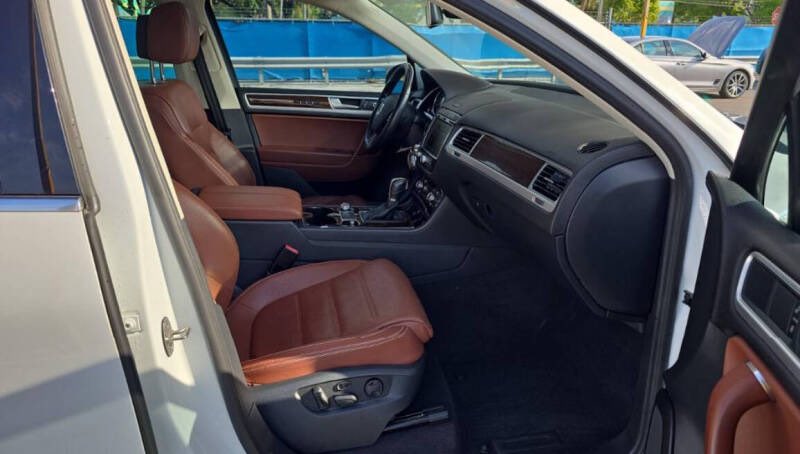 Imotobank's tweet photo. This 2016 Volkswagen Touareg V6 LUX AWD is the perfect blend of luxury, performance, and practicality.  With only 33K miles, this well-maintained SUV offers a refined ride, advanced features, and a spacious interior. #sellcars #bostoncars #massachusetts #buycars #cardealership https://t.co/z2VhXfo7wW