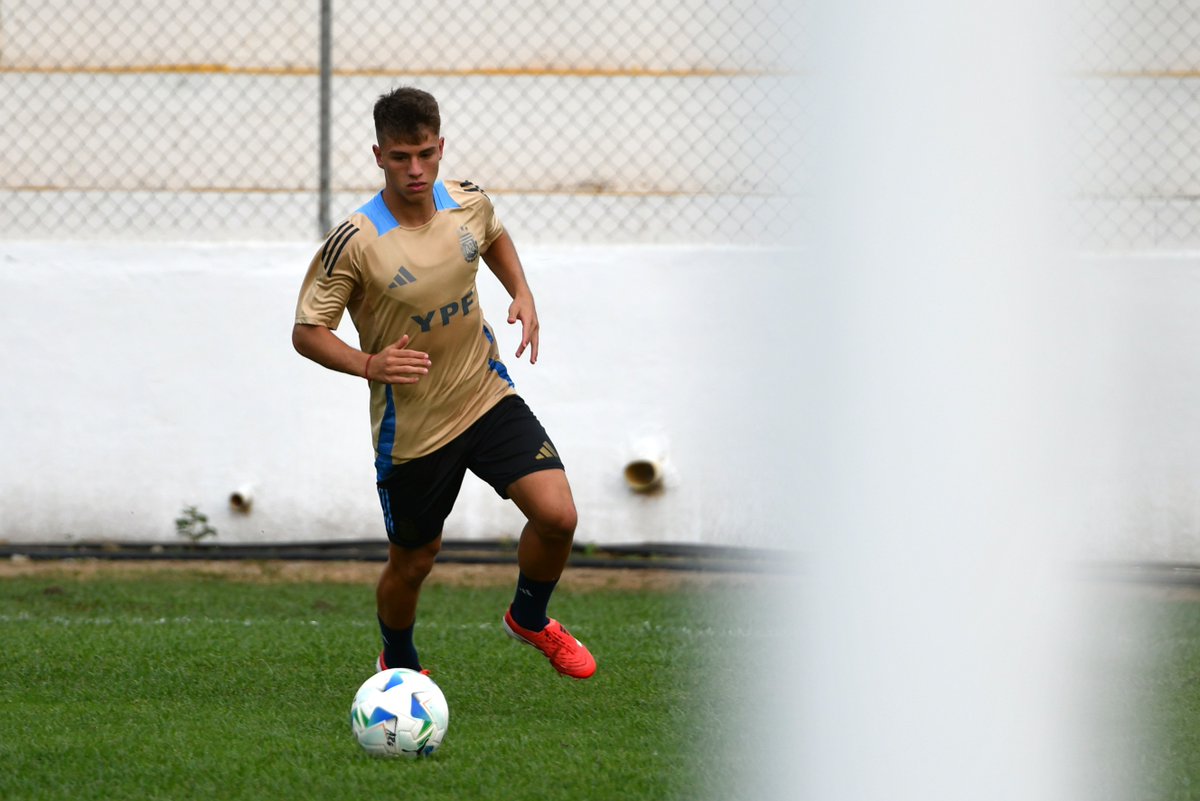 Argentina's tweet image. #Sub17 La Selección entrenó esta tarde en Montería, de cara al partido de mañana ante Paraguay por el #Sudamericano que se disputa en Colombia.

📰 bit.ly/3XCMpCq

¡Vamos los #Pibes!