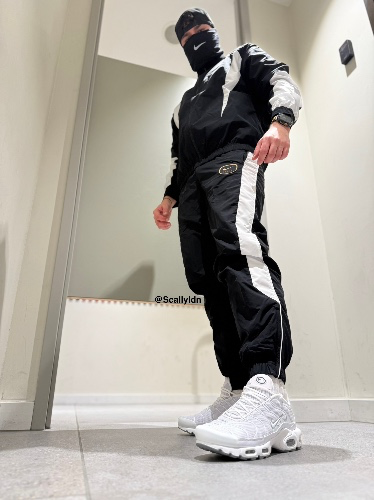 MasterScallyldn's tweet photo. I just received a contribution towards Nike tracksuit from Anonymous via Throne. Thank you! https://t.co/6izOPCqY7W #Wishlist #Throne https://t.co/YhnNWwMbQ5