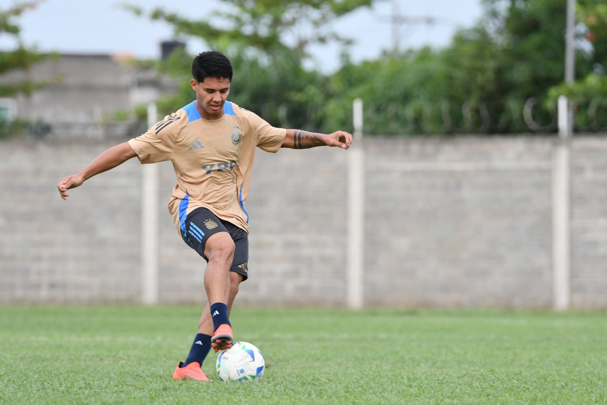 Argentina's tweet image. #Sub17 La Selección entrenó esta tarde en Montería, de cara al partido de mañana ante Paraguay por el #Sudamericano que se disputa en Colombia.

📰 bit.ly/3XCMpCq

¡Vamos los #Pibes!