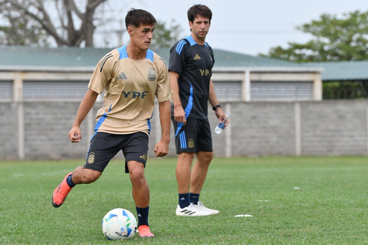 Argentina's tweet image. #Sub17 La Selección entrenó esta tarde en Montería, de cara al partido de mañana ante Paraguay por el #Sudamericano que se disputa en Colombia.

📰 bit.ly/3XCMpCq

¡Vamos los #Pibes!