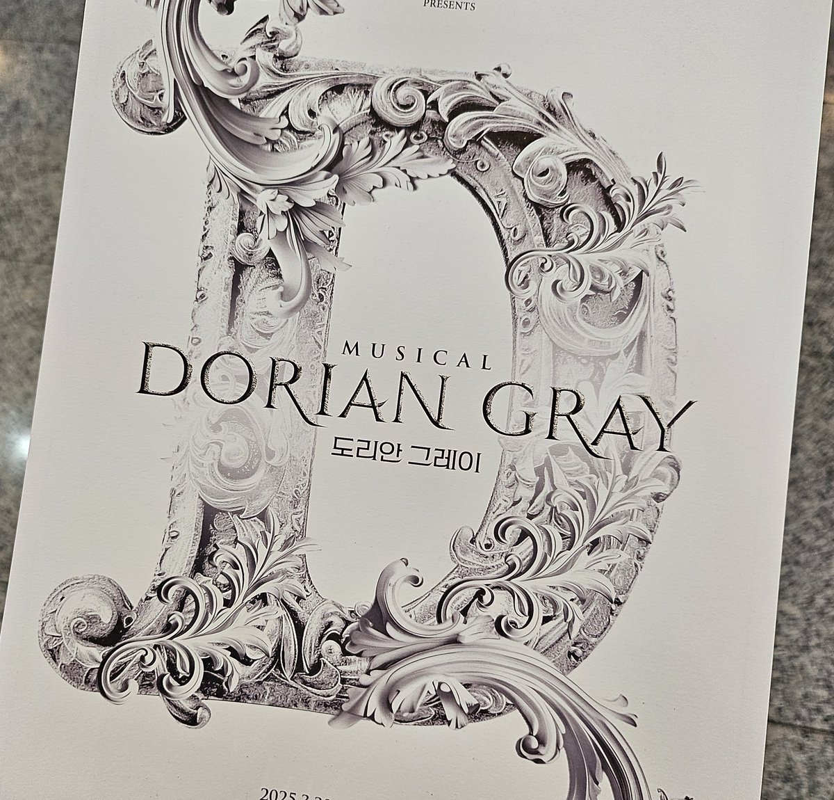 도리안그레이 이해안됐던것들....
시빌은 언제갑자기그렇게세기의사랑을해서죽음에이르렀나
타락은 옷을벗는것으로만 표현이가능한가
무대에서 남배우한테 여배우가 올라타는장면을 보여주는게 꼭 필요했나.....
1막은 지루했고 2막은 이게뭐람 상태.....이게예술이라면 저는예술과는역시거리가먼걸로