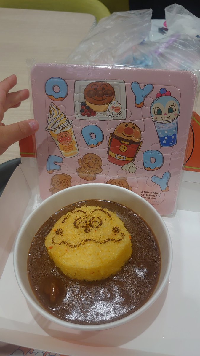 tonoooise's tweet photo. 昨日アンパンマンミュージアム行ったけど、今日から朝ドラあんぱんなの忘れてた！パンの消費期限昨日までなのに朝ごはんに食べてごめんジャムおじ🍞
おまけのパズルかわいすぎてこれのシリーズ？のハンカチ買ってしまったわ https://t.co/I5tjjW6R7L