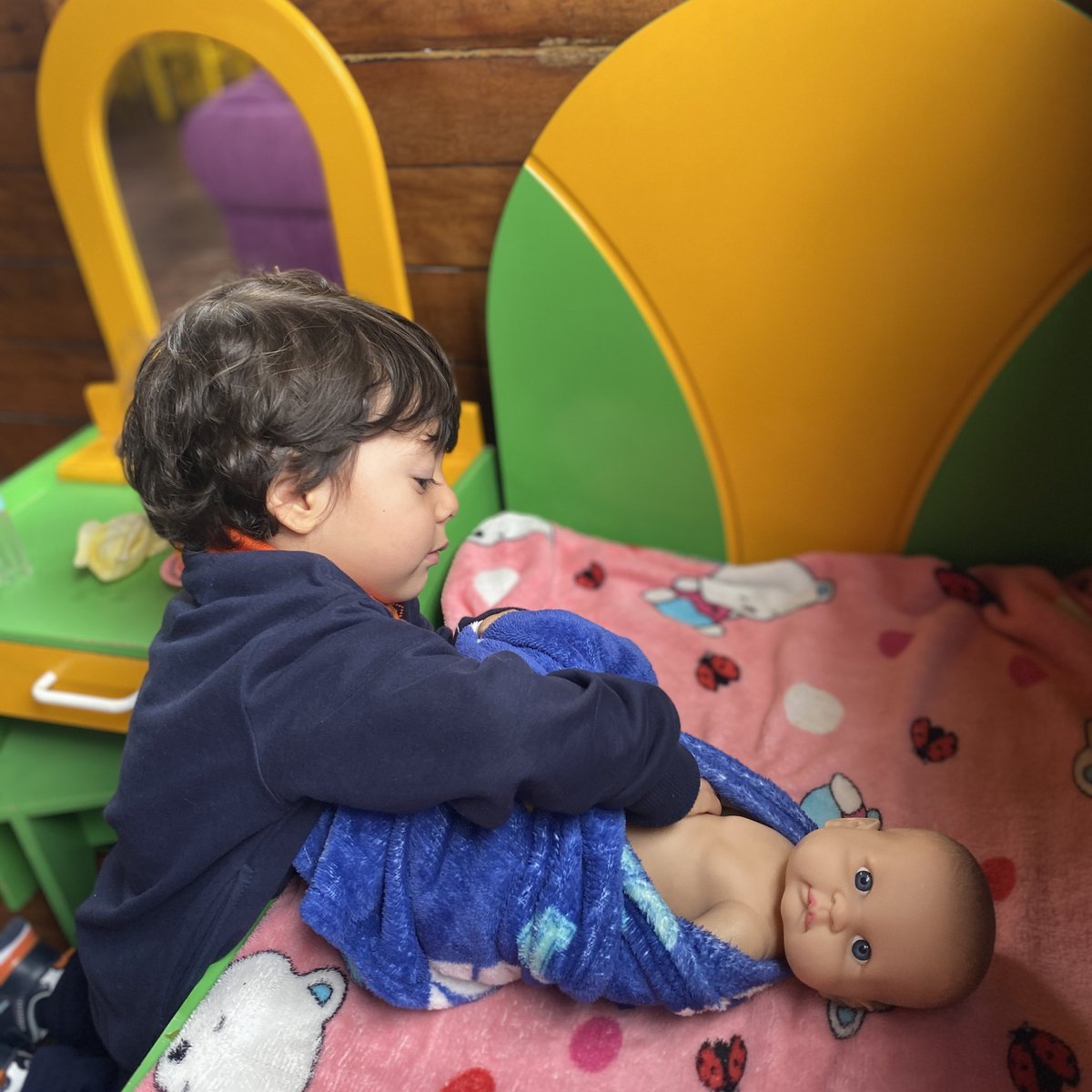 GutenbergKinder's tweet photo. DÍA A DÍA|¡Aprender es divertido! El juego es una de nuestras herramientas favoritas para aprender y crecer. A través de actividades lúdicas, fomentamos la imaginación, la creatividad y el desarrollo de habilidades esenciales. ¡Únete a nuestra aventura! #SembramosElFuturo https://t.co/qyleT5PQLr