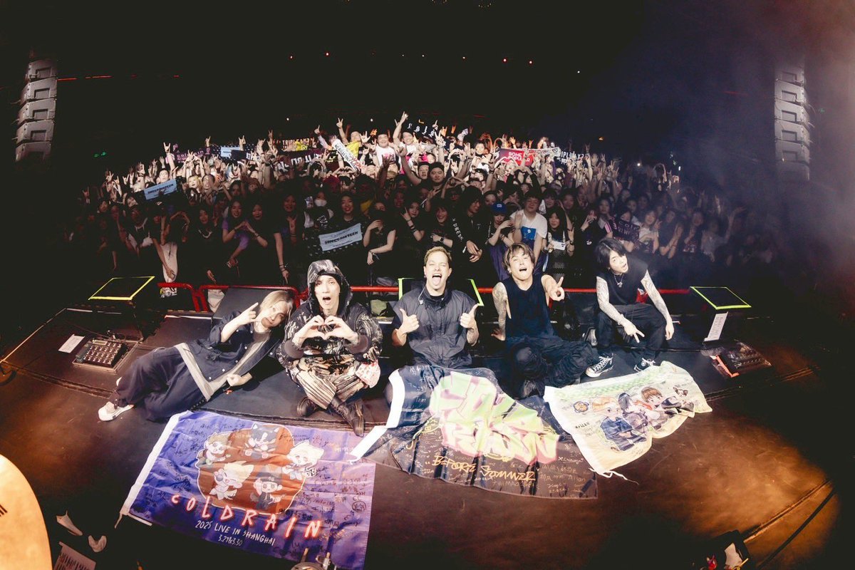 RxYxO_Bass's tweet photo. 幸せな二日間をありがとう上海！
色んな生の声を聞かせてくれて、改めて自分たちの音楽が海を越えてみんなの支えになっているのを実感した。
可愛いおじさん達、また絶対に帰ってくるよ😂🙌

谢谢你让我度过了幸福的两天
你们的歌声会成为我们的力量
一定要再见面🫶🫶🫶

Photos by @fujii_taku https://t.co/WgzJkPqhSG